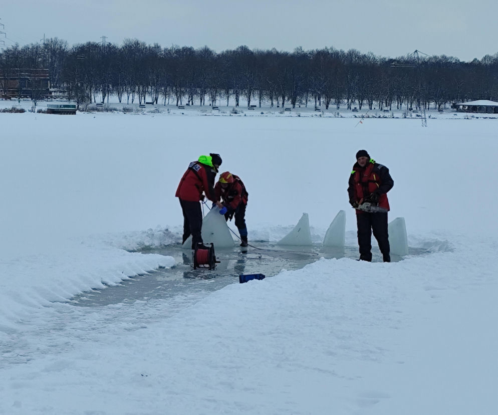 Jak uratować człowieka, gdy załamie się pod nim lód? Strażacy ćwiczyli różne scenariusze