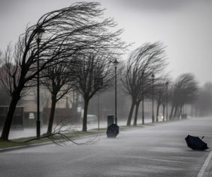 Mrągowo w poniedziałek 08.12.2025. Deszcz i porywisty wiatr zaskoczą mieszkańców!