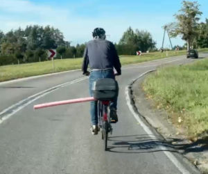 Rowerzysta z różową rurą paraliżuje drogę? Kierowcy dobrze go znają. To prowokator?