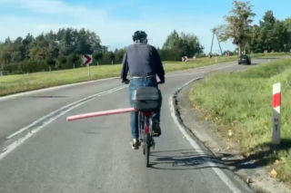 Rowerzysta z różową rurą paraliżuje drogę? Kierowcy dobrze go znają. To prowokator?