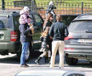 Córki Kaczyńskiej z misiem na spacerze