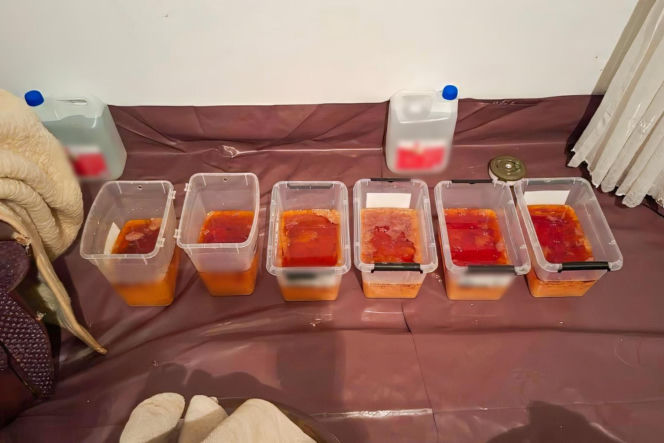 Na terenie posesji w powiecie dębickim funkcjonariusze odkryli kompletną linię produkcyjną, a także ponad 28 kilogramów gotowego mefedronu
