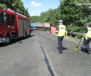 Tragiczny wypadek w Tychach. Ciężarówka z węglem przewróciła się na samochód osobowy. Jedna osoba nie żyje [ZDJĘCIA]
