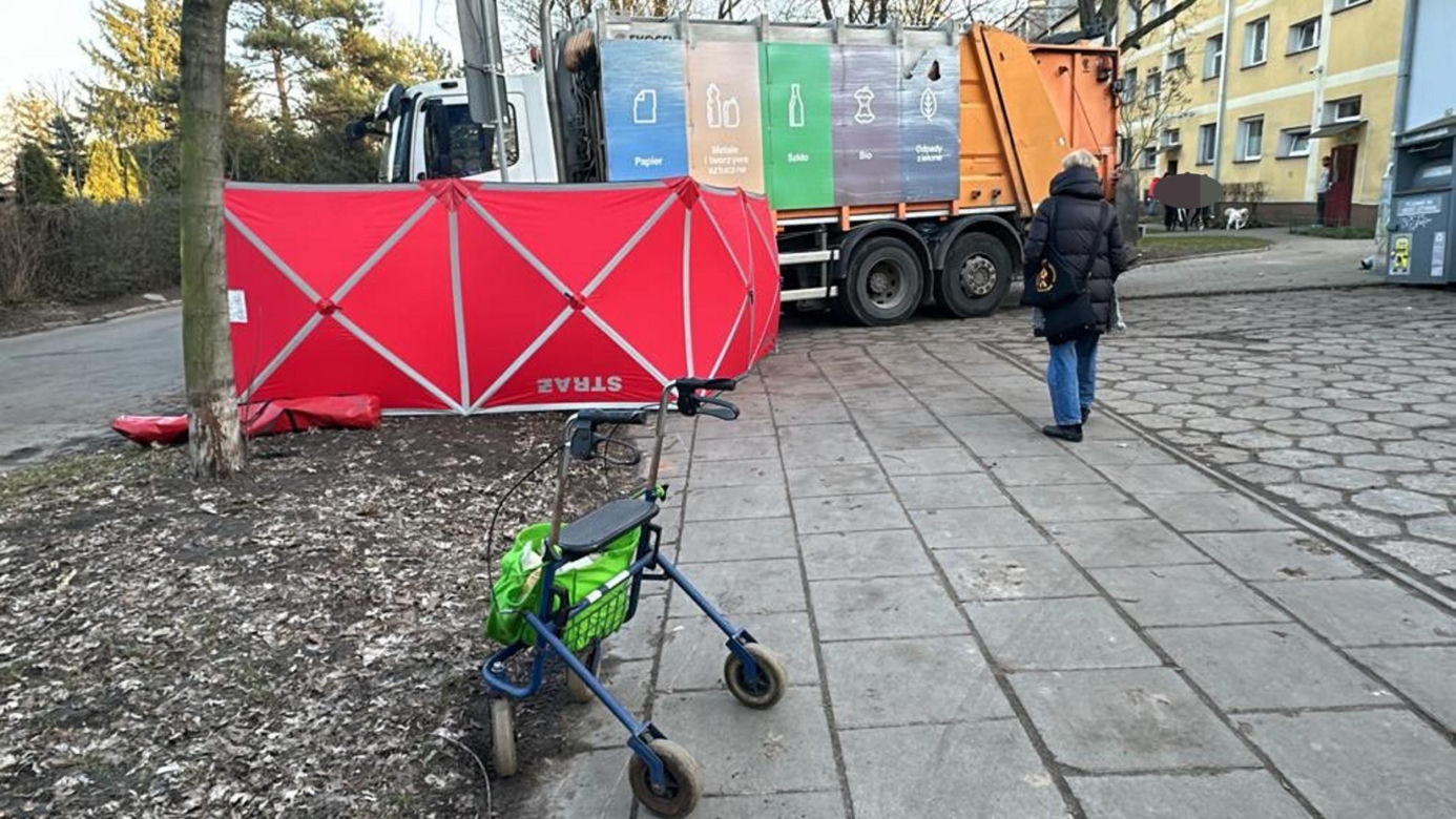 Emerytka zmiażdżona przez śmieciarkę w Warszawie. Na ulicy została plama krwi