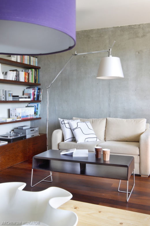 Biała sofa w salonie