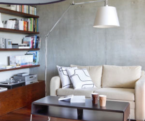 Biała sofa w salonie