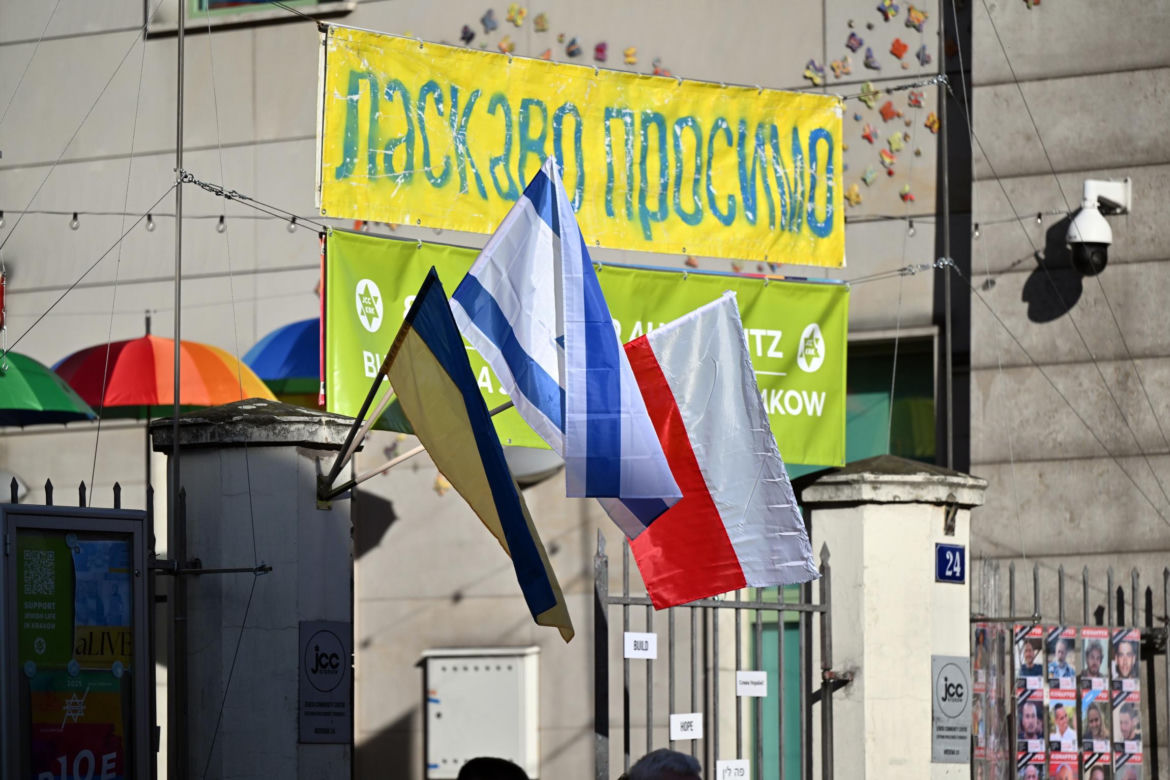 Karol III odwiedził Centrum Społeczności Żydowskiej w Krakowie. Michał i Aya poznali króla. "To miły starszy pan"