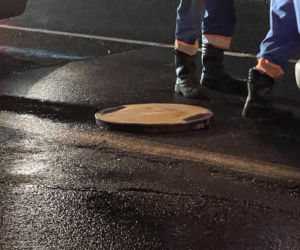 Samochody dosłownie wpadały w wielką dziurę! Skutki ulewy na Trasie Łazienkowskiej