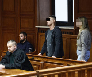 „Sztuczną szczękę wepchnięto jej do gardła”. Przerażające ustalenia. W mieszkaniu w Warszawie znaleziono cztery ciała