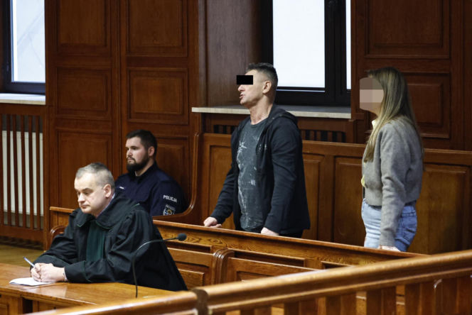 „Sztuczną szczękę wepchnięto jej do gardła”. Przerażające ustalenia. W mieszkaniu w Warszawie znaleziono cztery ciała