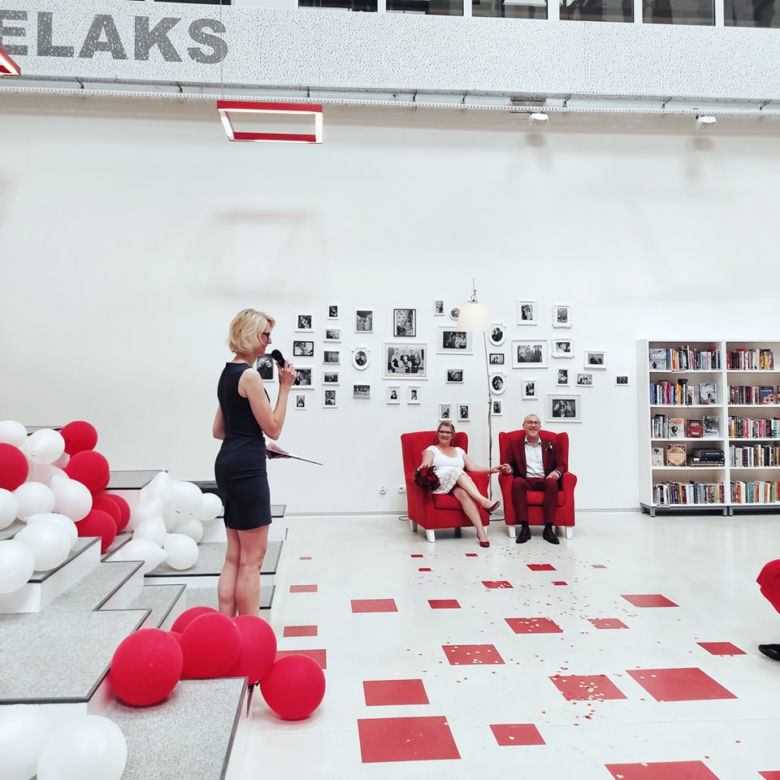 Ten ślub przejdzie do historii! Pobrali się w miejskiej bibliotece [ZDJĘCIA]