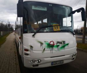 Chwycił za farbę i zapaskudził autobus! Powód? Idiotyczny...