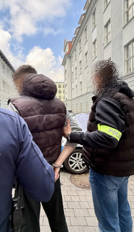 19-latek z Gdańska wybił szybę w kwiatomacie, ukradł dwa bukiety i wręczył je dziewczynom