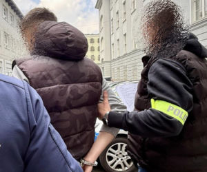 19-latek z Gdańska wybił szybę w kwiatomacie, ukradł dwa bukiety i wręczył je dziewczynom