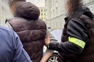 19-latek z Gdańska wybił szybę w kwiatomacie, ukradł dwa bukiety i wręczył je dziewczynom