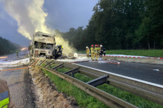 Mężczyzna spłonął w samochodzie na A4 w kierunku Opola! Droga całkowicie zablokowana [ZDJĘCIA]