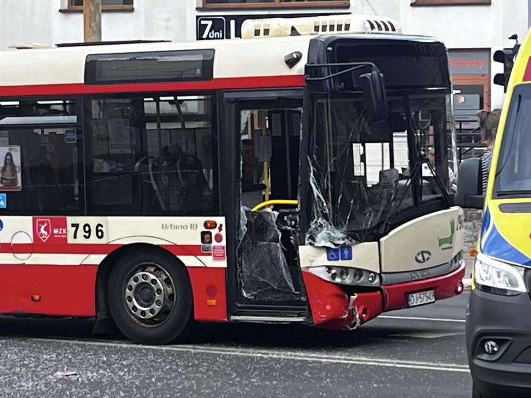 Poważny wypadek w Jeleniej Górze. Samochód zderzył się z autobusem i wjechał w rodzinę