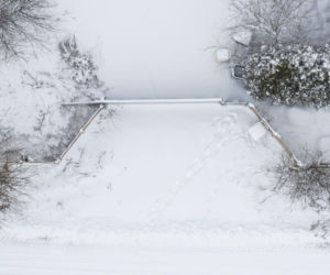 Dom Ziobry zasypany śniegiem czeka na gospodarza
