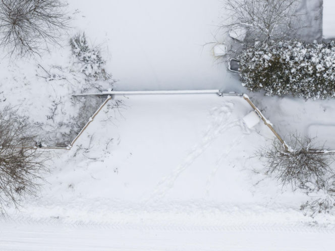 Dom Ziobry zasypany śniegiem czeka na gospodarza