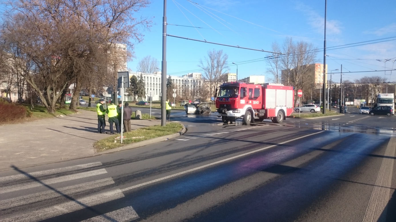 Lublin: POŻAR samochodu na Podzamczu! Auto w płomieniach. DUŻE utrudnienia [ZDJĘCIA]