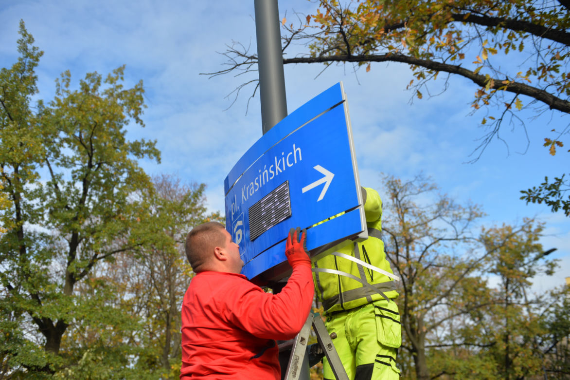 Tablice elektroniczne na placu Krasińskich