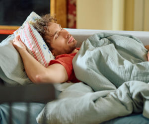 Na Wspólnej, odcinek 4195: profesor Agier słabnie na oddziale kardiochirurgii. Na oczach przerażonej córki dochodzi u niej do zatrzymania akcji serca