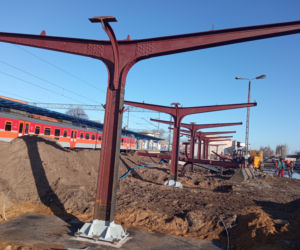 na ul. Towarowej w Lesznie montują zabytkową wiatę