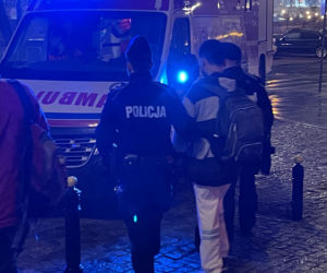 Mężczyzna przeszedł za barierki tarasu widokowego Pałacu Kultury
