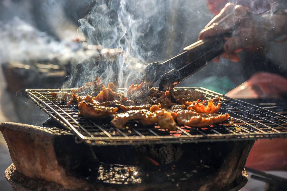 Nawet 5000 zł mandatu za grillowanie. Jak go uniknąć? O tym musisz pamiętać 