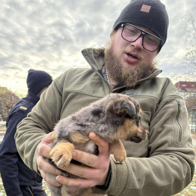 Doda cudem uniknęła śmierci! Właścicielka wyrzuciła ją do kontenera na elektrośmieci