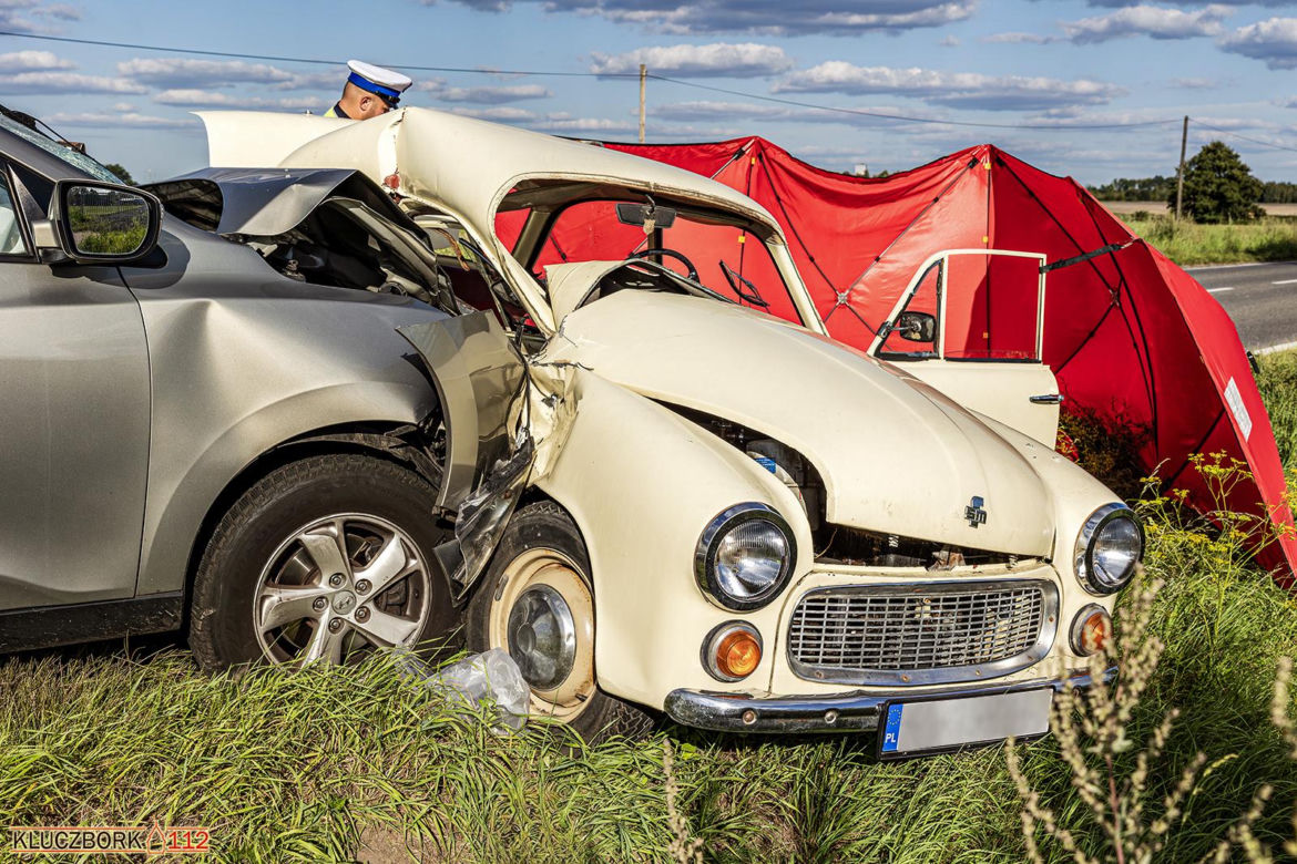 Wypadek śmiertelny pod Kluczborkiem. Zginęli kierowca i pasażer zabytkowej syreny