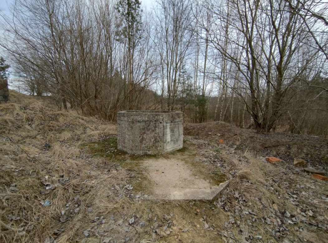 Tajemniczy opuszczony obiekt w Postołowie na Pomorzu. Wybudowano 144 krypty i nie dokończono budowli 