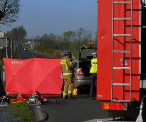 Tragedia pod Nakłem. Kierowca roztrzaskał się na drzewie