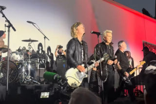 Supergrupa z udziałem muzyków Green Day i Blink-182 uczciła 50-lecie debiutu Ramones! Na scenie pojawił się także m.in. Billy Idol