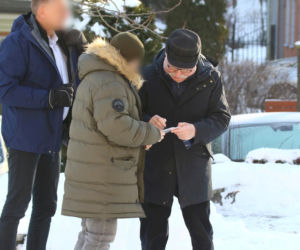 Lech Wałęsa rozdaje autografy