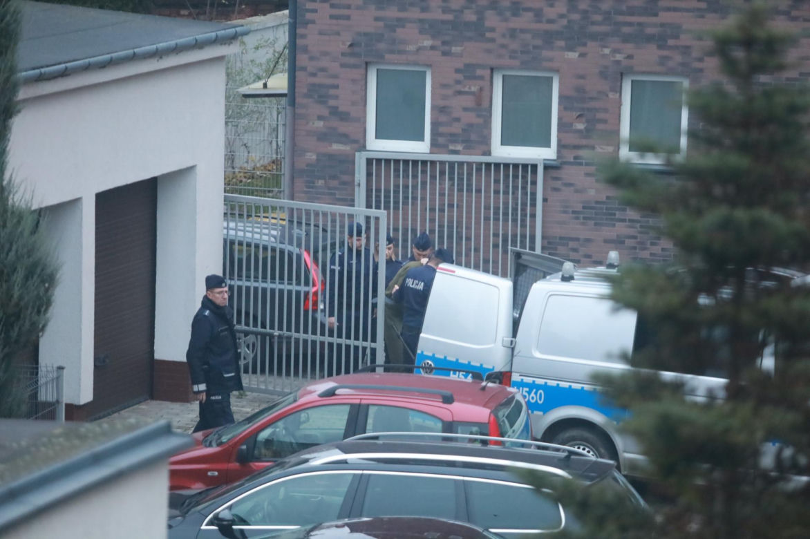 Brutalne morderstwo w Mławie. Odciął swojej siostrze głowę dwoma nożami. Jej ciało znalazły malutkie dzieci