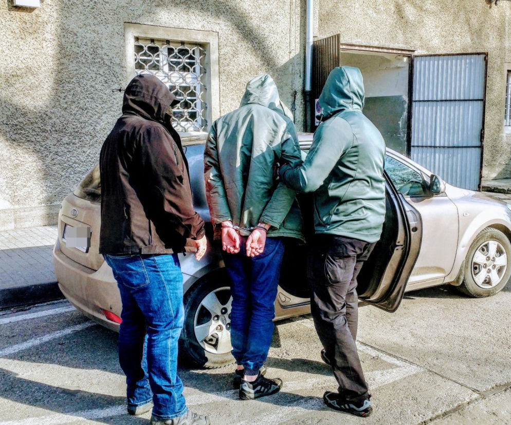 Policjanci z Opola podczas kontroli samochodu na gdańskich numerach rejestracyjnych znaleźli prawie kilogram narkotyków