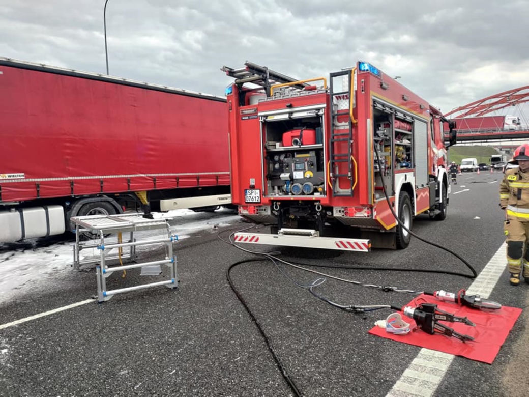 Wypadek na autostradzie A1. Kierowca osobówki zmiażdżony przez TIRy