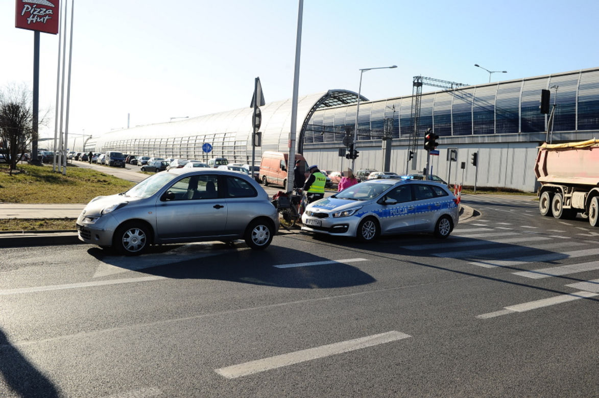 Gruchnął małym nissanem w rowerzystkę na przejeździe! Krok od tragedii