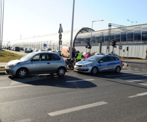 Gruchnął małym nissanem w rowerzystkę na przejeździe! Krok od tragedii
