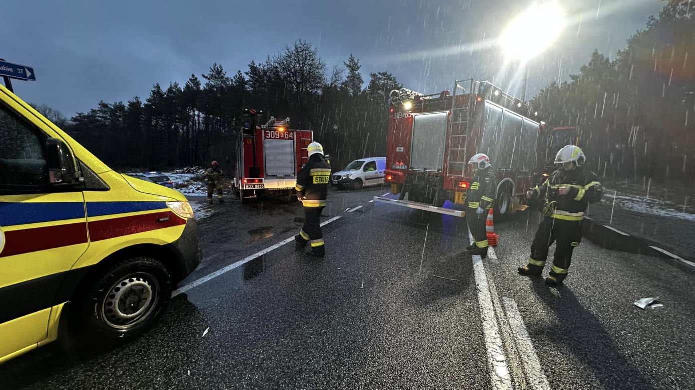 Tragiczny wypadek na DK 10 w Przyłubiu! Nie żyje jedna osoba, a kilka zostało rannych [ZDJĘCIA]