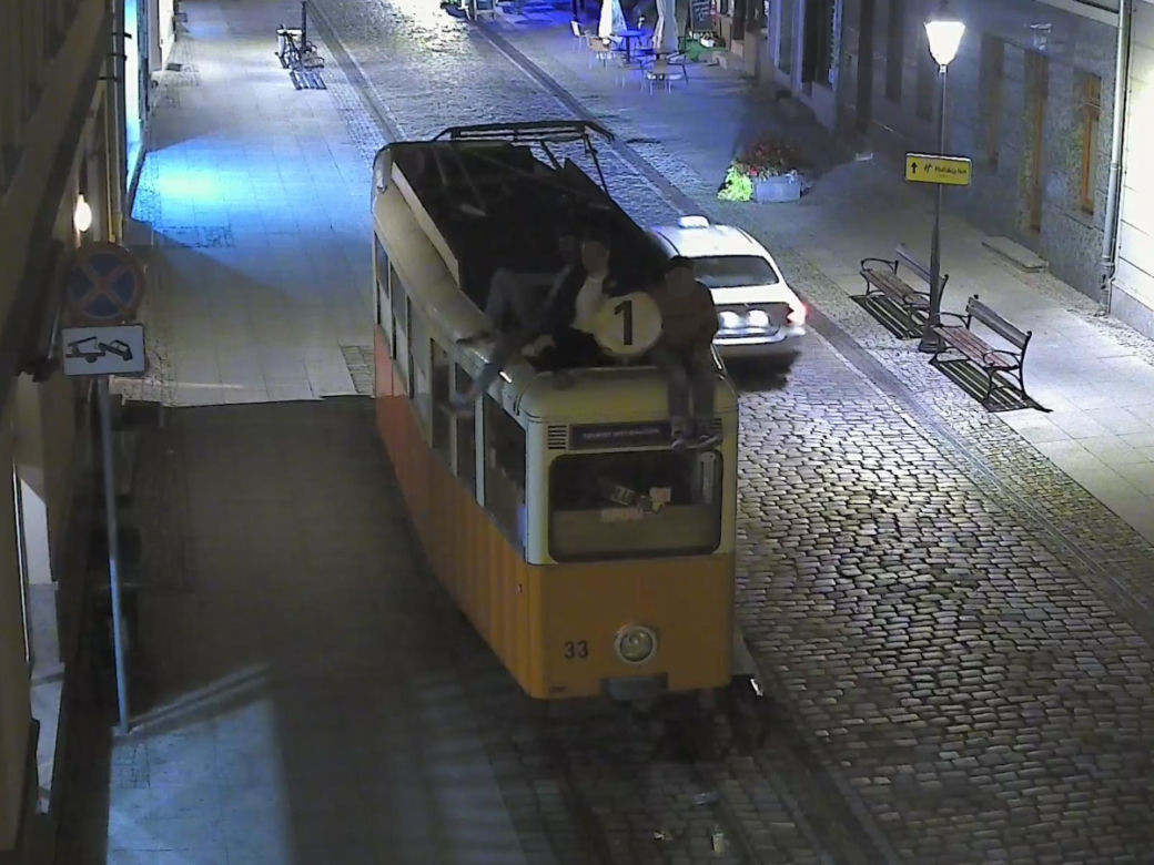 Weszli na dach zabytkowego tramwaju w centrum Bydgoszczy