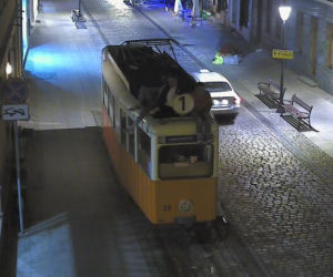 Weszli na dach zabytkowego tramwaju w centrum Bydgoszczy