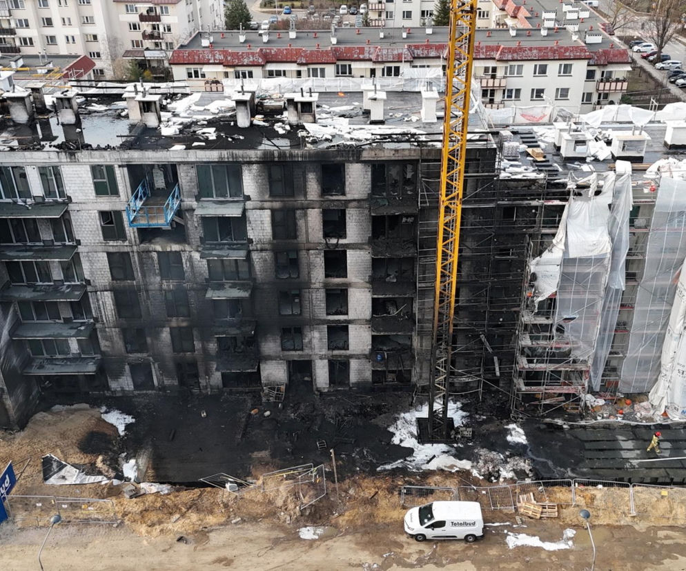 Widok pogorzeliska po potężnym pożarze na Białołęce. Ogromne straty