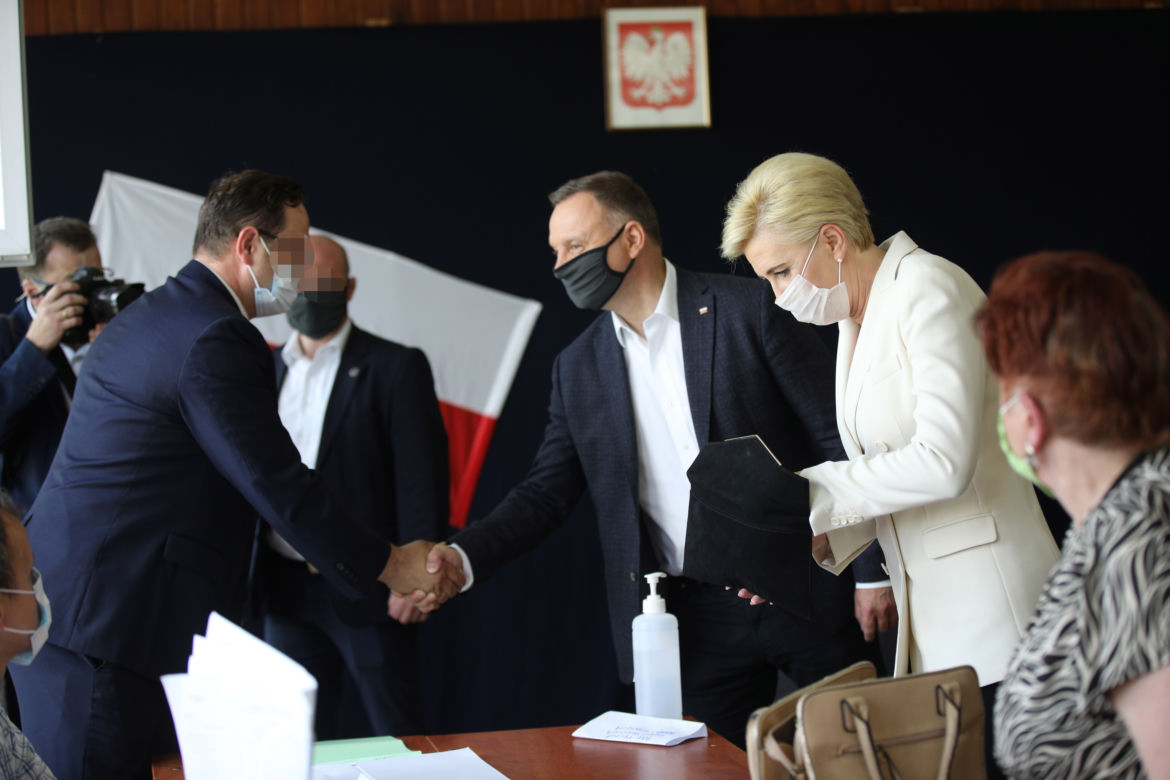 Wybory 2020 Andrzej Duda wraz z elegancką małżonką w komisji wyborczej oddali głosy