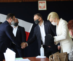 Wybory 2020 Andrzej Duda wraz z elegancką małżonką w komisji wyborczej oddali głosy