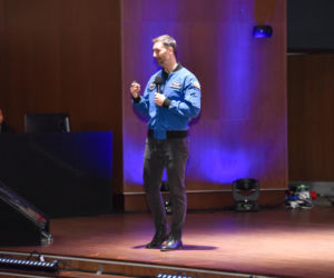 Sławosz Uznański-Wiśniewski w Toruniu. Gigantyczna kolejka pod Aulą UMK