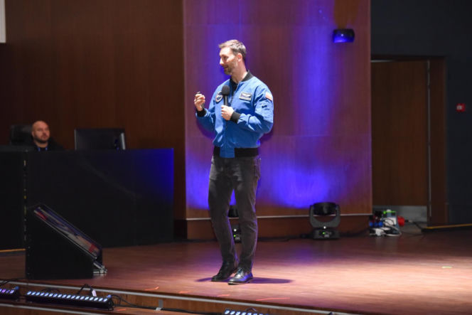 Sławosz Uznański-Wiśniewski w Toruniu. Gigantyczna kolejka pod Aulą UMK