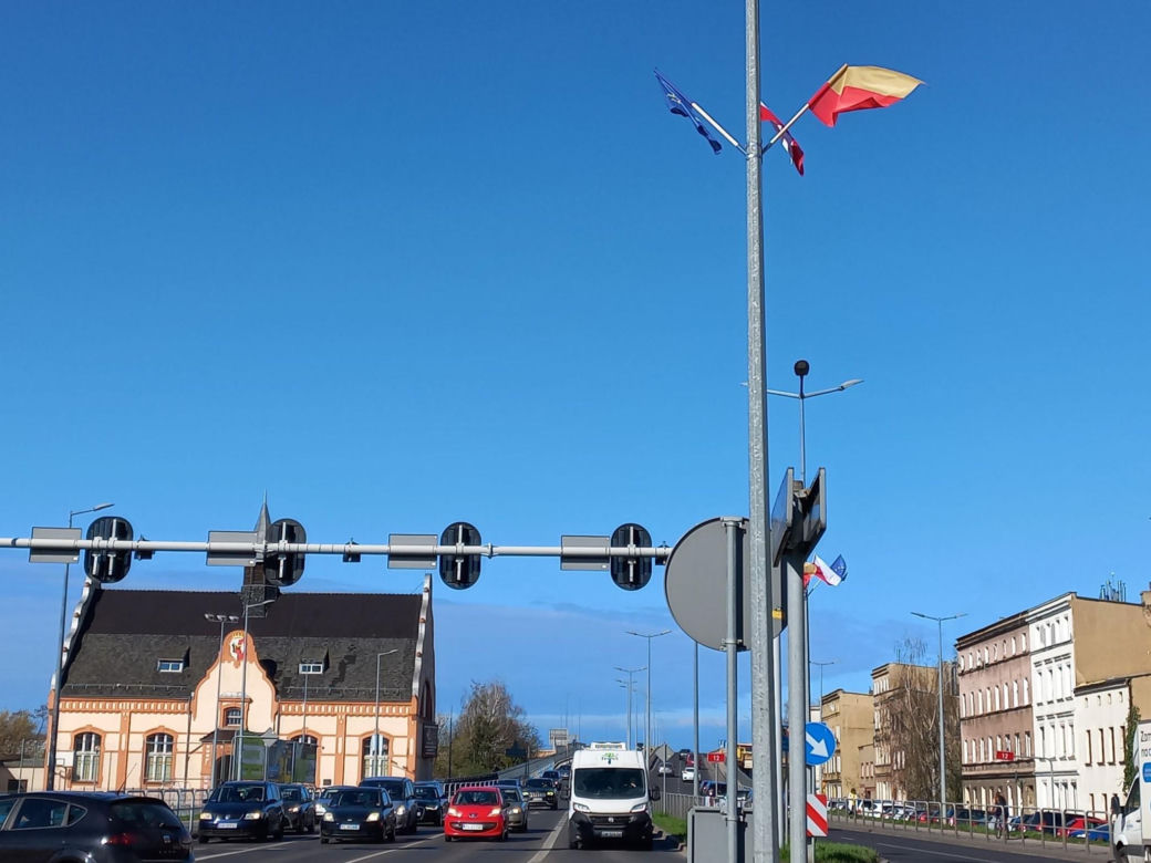 Na alejach w Lesznie powiewają trzy flagi. Po po je rozwieszono? 