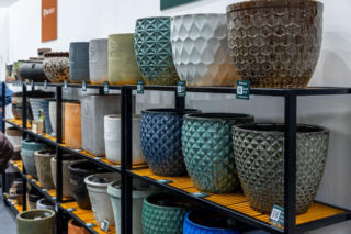 Ceramiczna, plastikowa, a może betonowa? Podpowiadamy, jaką donicę wybrać do salonu, a jaką na balkon czy taras